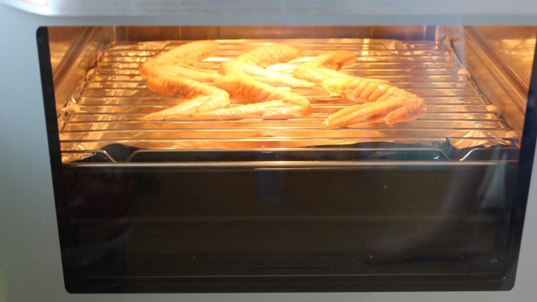 嫩烤鸡翅,中途要拿出来翻面，然后再最后10分钟的时候拿出来两面都刷上