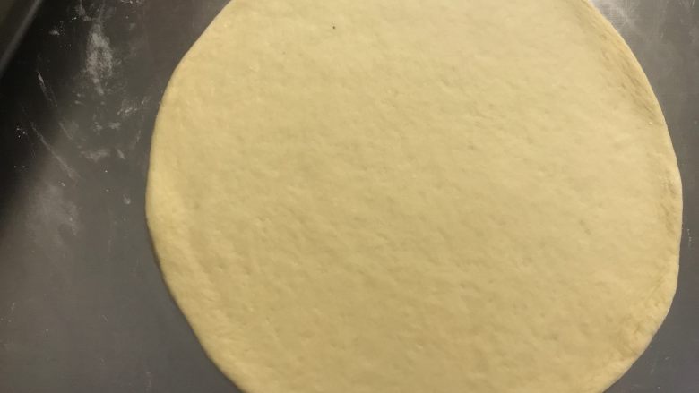 秘制芝心卷边披萨,擀成圆薄片,边缘稍厚些,静置5分钟。