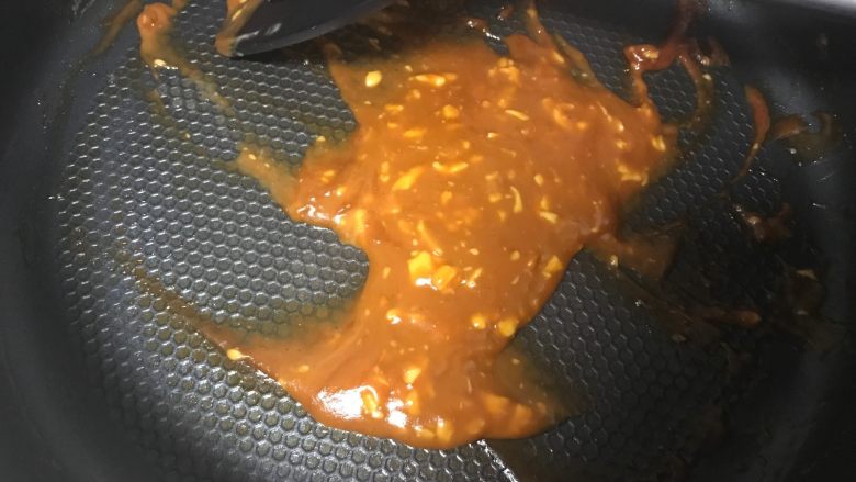 秘制芝心卷边披萨,最后加入糖、淡奶油和奶酪,中途看状态可以加适量水,成品出来是番茄酱那样的稠度