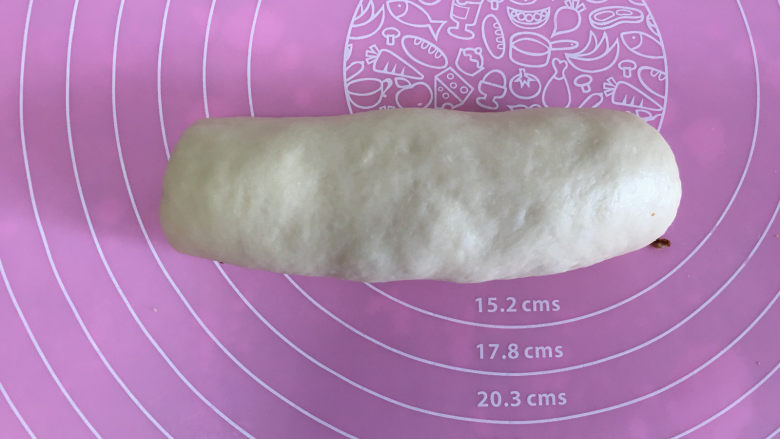 焦糖核桃小吐司,由上向下卷起,收口处捏紧压在下方。