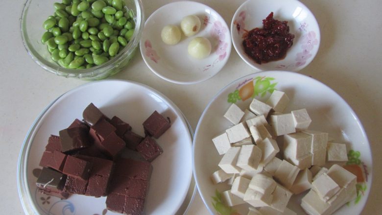 毛豆米双色豆腐,准备好原材料;