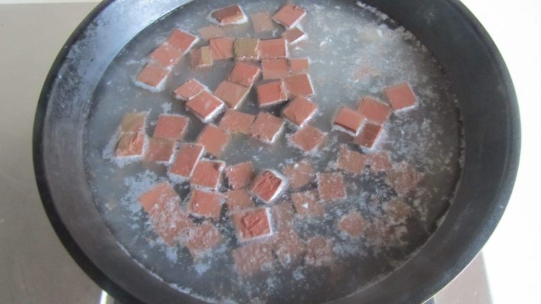 毛豆米双色豆腐,再将<a style='color:red;display:inline-block;' href='/shicai/ 316'>鸭血</a>块放入里面焯煮一分钟捞出;