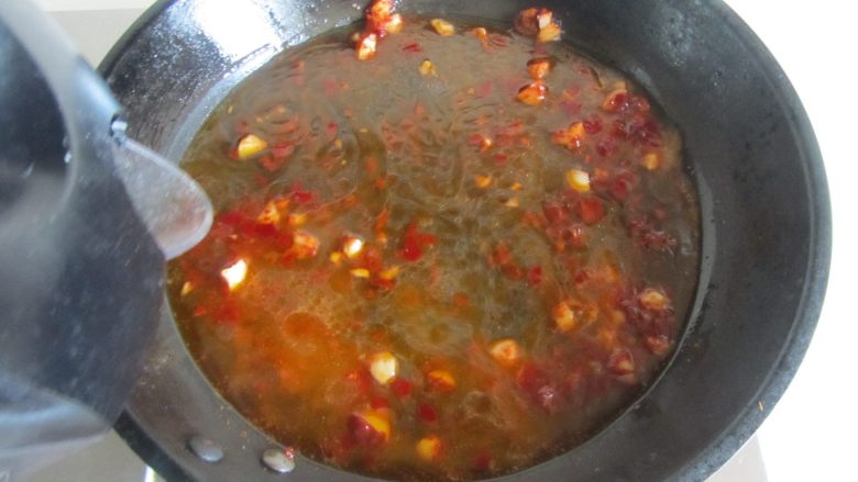 毛豆米双色豆腐,加入适量水炖煮两分钟;