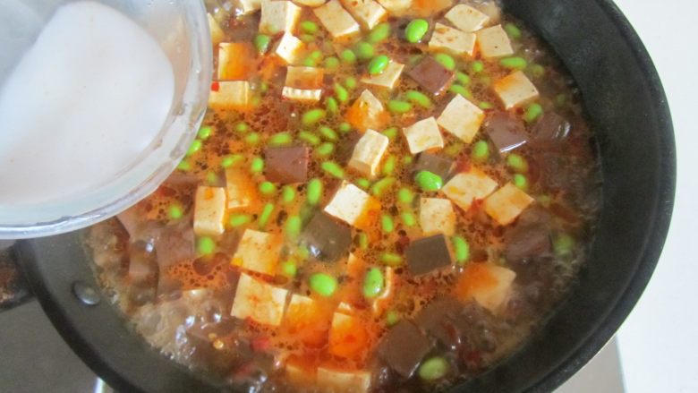 毛豆米双色豆腐,加入适量的水淀粉勾芡, 大火收汁即可盛入盘中。