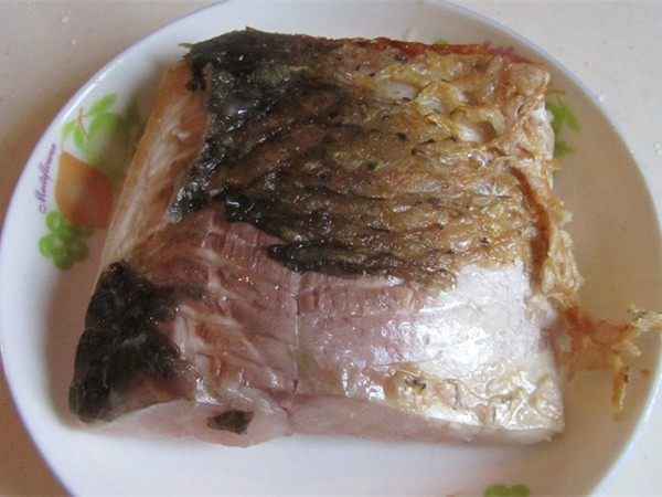 侉炖鱼,将鱼煎到两面金黄色捞出备用;