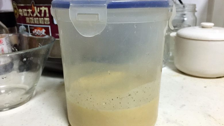 可露丽,过筛后放入密封罐里,然后放冰箱冷藏24-48小时均可
