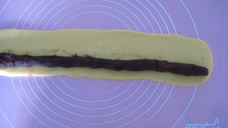 豆沙一口酥:零基础玩烘焙也不败的香酥小点,将<a style='color:red;display:inline-block;' href='/shicai/ 4729'>豆沙馅</a>搓成条包入面片中。
