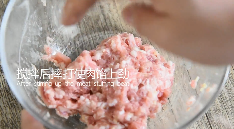 这样做的茄盒不用炸,煎烧茄盒少油健康又入,搅拌后摔打使肉馅上劲