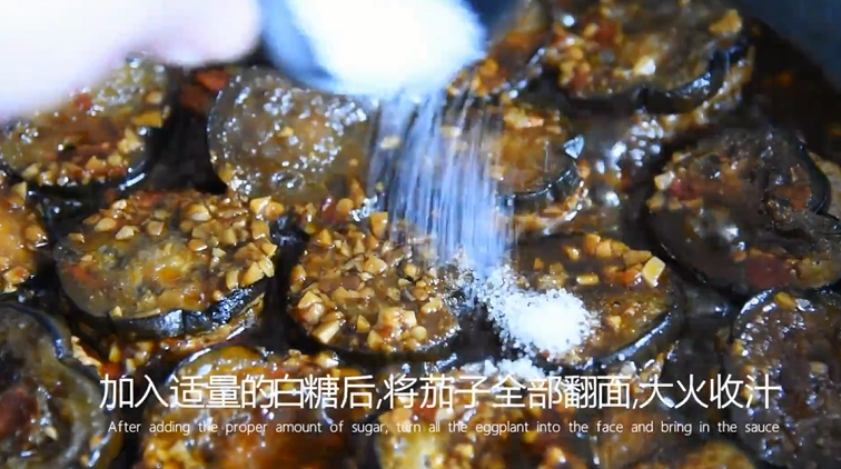 这样做的茄盒不用炸,煎烧茄盒少油健康又入,开锅加入适量的白糖,将茄子全部翻面,大火收汁