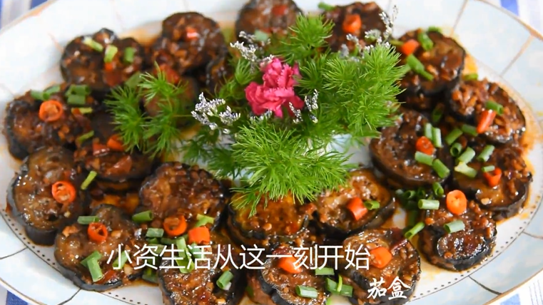 这样做的茄盒不用炸,煎烧茄盒少油健康又入,盛出后撒上葱花点缀即可!