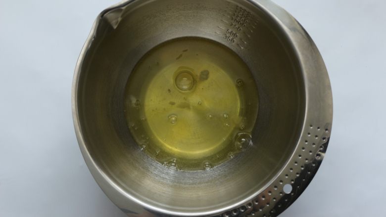 Fluff香草棉花糖戚风蛋糕,蛋黄糊做好后,就来打蛋清,蛋清倒入一个无油无水的盆里
