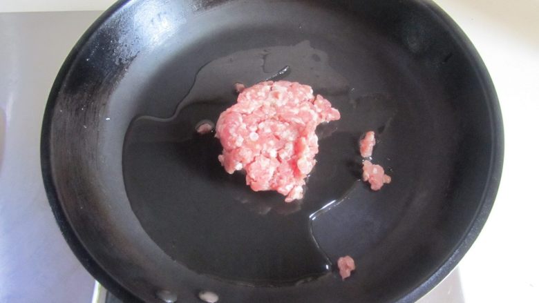 香菇肉末面,锅中放入少许油, 下入<a style='color:red;display:inline-block;' href='/shicai/ 442'>肉末</a>煸炒;