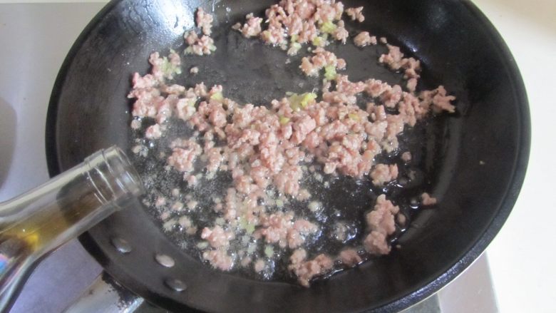 香菇肉末面,爆香后烹入适量的料酒;