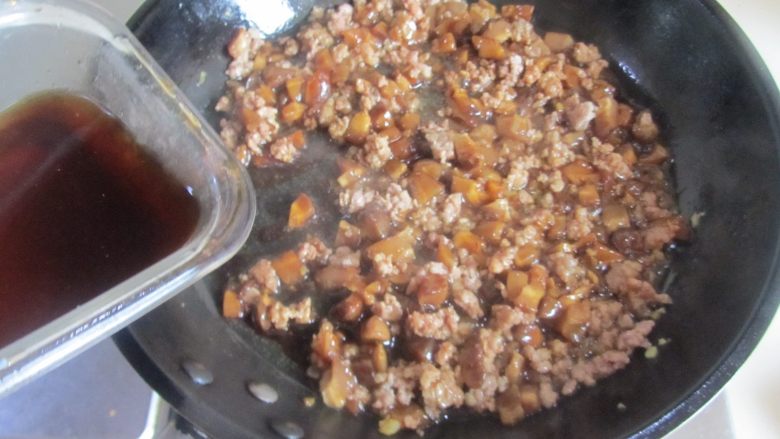 香菇肉末面,倒入泡香菇的水, 炖煮两分钟;