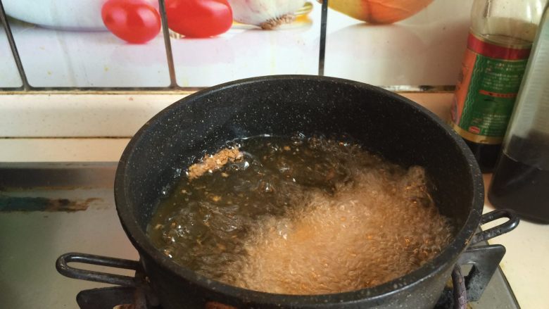 牛油果芝士鸡排,油锅烧至六成热,放入鸡排炸熟