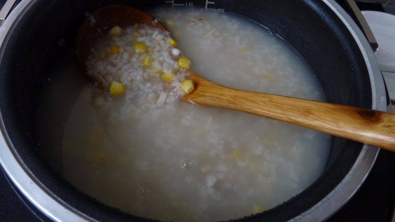 瑶柱蔬菜杂粮粥,待粥还余下15分钟时,开盖