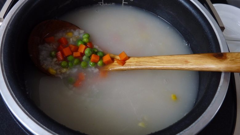 瑶柱蔬菜杂粮粥,下胡萝卜与豌豆,煮10分钟左右