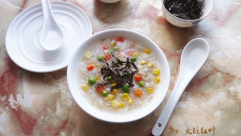 瑶柱蔬菜杂粮粥,粥上碗,撒下即食紫菜即可食用