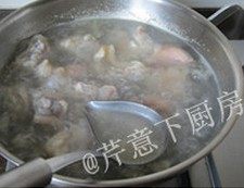 香糟卤蹄花,<a style='color:red;display:inline-block;' href='/shicai/ 413'>猪蹄</a>洗净,剁成大块儿,凉水入锅,大火煮开,中火焯烫5分钟,其间不断打去浮沫,直到浮沫出尽