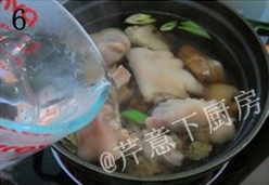 香糟卤蹄花,再加入适量热水,没过猪蹄即可