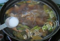 香糟卤蹄花,大火煮开后,尝尝味道,可适量加盐(卤水是咸的)