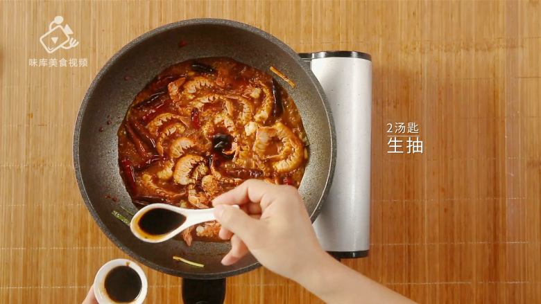 简单易做的啤酒烧虾尾,父亲节的最佳下酒菜,加入2汤匙生抽