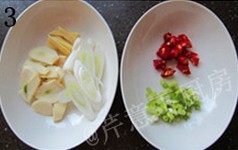 萝卜烧鲳鱼,葱姜蒜切片,<a style='color:red;display:inline-block;' href='/shicai/ 86663'>红辣椒</a>和香葱切粒