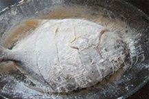 萝卜烧鲳鱼,鲳鱼均匀裹上适量干面粉,入锅前抖掉多余的面粉