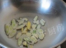 萝卜烧鲳鱼,另起炒锅,爆香葱姜蒜片