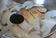 萝卜烧鲳鱼,加入鲳鱼和萝卜片,同时加入酱油