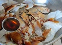 萝卜烧鲳鱼,加入料酒,晃动炒锅,让调味料均匀分布