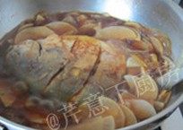 萝卜烧鲳鱼,加入开水,略没过食材,大火烧开后,小火炖至鱼熟