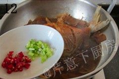 萝卜烧鲳鱼,撒上香葱粒和红椒粒,即可