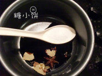 铁蛋,加白砂<a style='color:red;display:inline-block;' href='/shicai/ 10588'>糖</a>~我做卤蛋都爱放<a style='color:red;display:inline-block;' href='/shicai/ 10588'>糖</a>~所以调味料也都是按个人喜好来就行