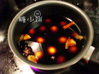 铁蛋,加水至没过。大火煮开后转小火煮15-20分钟后将鹌鹑蛋捞出来晾干再放回去煮