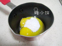 小嶋舒芙蕾芝士蛋糕,材料A部分的蛋黄加砂糖打散后加玉米淀粉拌匀