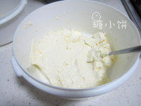 小嶋舒芙蕾芝士蛋糕,奶酪和黄油混合搅打至顺滑