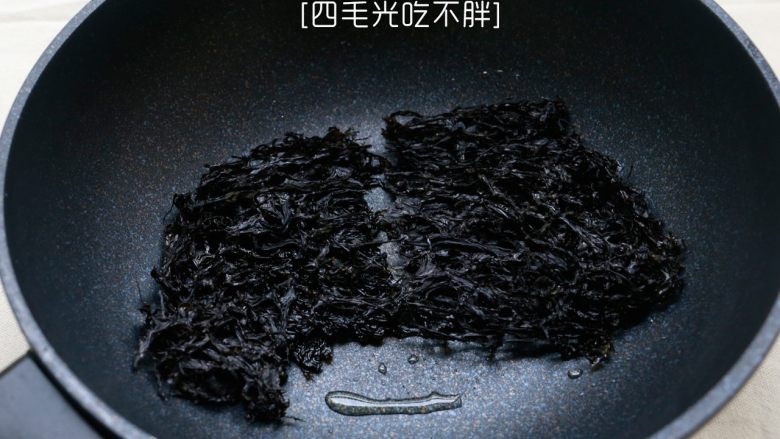 海蛎紫菜煲,热油,酥一下东山头水紫菜(即紫菜放油里煎一下),不要太旺,以免糊,正反面都过一下油,然后拿出备用;