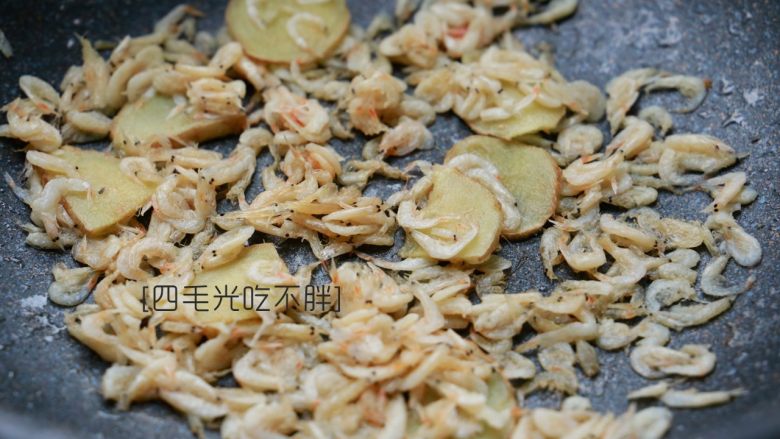 海蛎紫菜煲,热油下姜片,虾皮爆焦香;