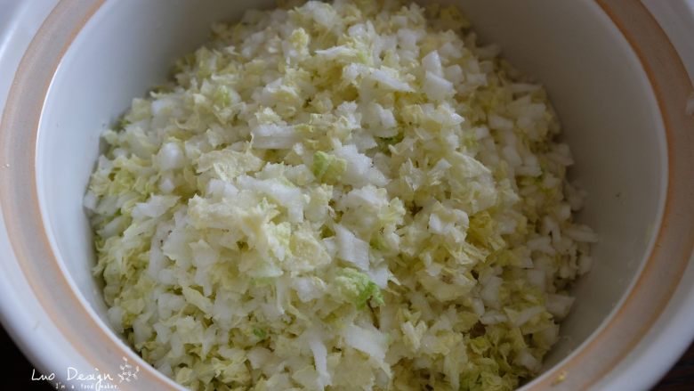 翡翠白玉饺子,等的时候可以拌馅。
白菜切碎,加盐腌制,
过一会就会出水,
把水全部挤掉。
一定要把水挤掉哦,
不然最后馅儿会水蹋蹋,
不好吃呢!