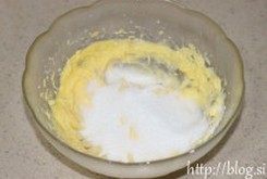 红茶酥饼,倒入幼砂糖,继续用手动打蛋器打发,至颜色发白,体积变大