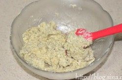 红茶酥饼,用刮刀拌匀,揉成团