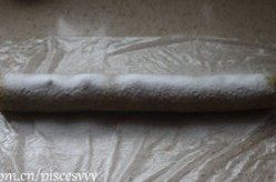 红茶酥饼,将揉好的面团搓成条,用保鲜膜卷好入冰箱冷冻到硬