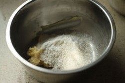 小熊猫饼干,另取一个干净的盆,取50g打发好的黄油,筛入50g低粉,揉成原色面团