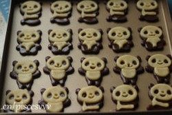 小熊猫饼干,入170度预热的烤箱,中层15~20分钟,至白色面团微微上色后即可,取出放在晒网上放凉后放入密封盒内保存