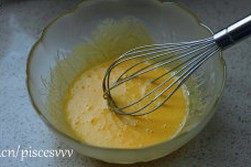 红丝绒蛋糕,呈乳白色至体积膨胀