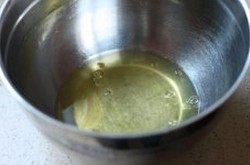 红丝绒蛋糕,蛋白倒入无水无油的盆中
