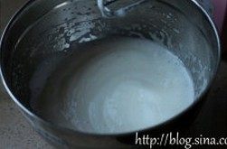 红丝绒蛋糕,用打蛋器低速搅打蛋白,整体生成绵密的气泡