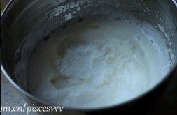红丝绒蛋糕,倒入全部量的绵白糖