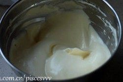 红丝绒蛋糕,用刮刀将面糊与蛋白捞起拌匀